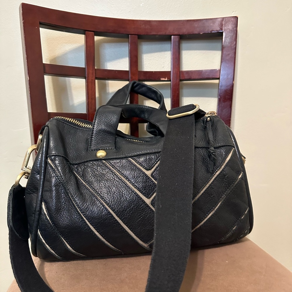 UGG BLACK Pebble LEATHER PURSE.  Pre-Owned